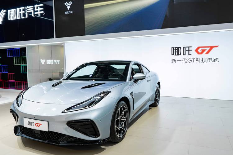 东莞243哪吒汽车在智能汽车领域的表现，领途汽车在新能源汽车市场中的影响力